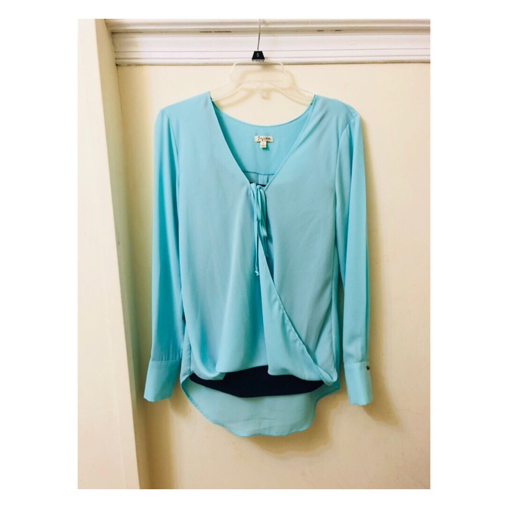✨HP✨ 🌿{5 for $25} Blue Twisted Drawstring Top